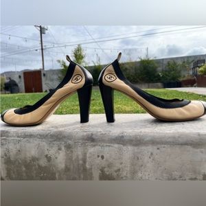 Authentic CHANEL Spirit stretch pump in beige and black leather Sz 40